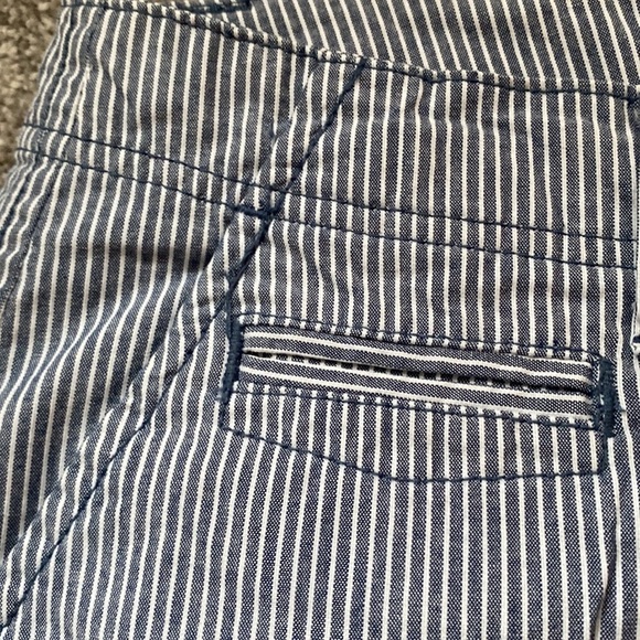 St. John’s Bay Women’s Pinstriped Shorts Blue White 5” Inseam sz 10 Like New - Picture 4 of 6